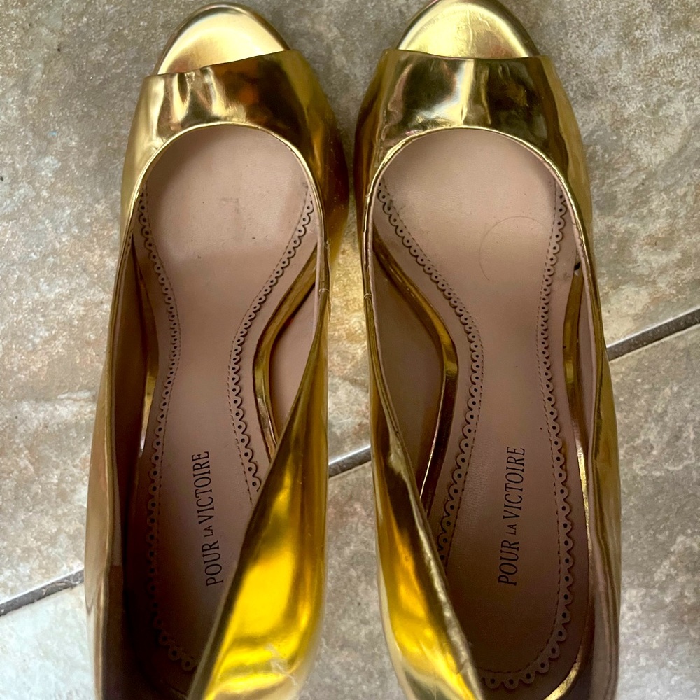 Pour LE Victorie   gold  slip open toe heels   sz 7   beautiful shoes